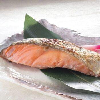 北海道産銀毛新巻鮭姿切身（計700g）