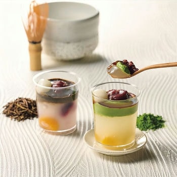 黒蜜で食べるクリームあんみつ