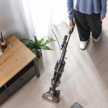 サイクロンスティック型クリーナー　ブラウンゴールド