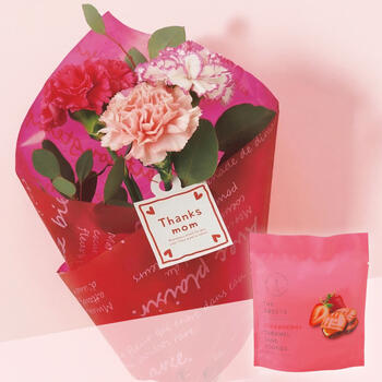 【生花】母の日花束と苺キャラメルサンドクッキーのセット