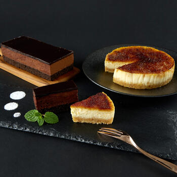 北海道ブリュレチーズケーキとベルギーチョコレートケーキ