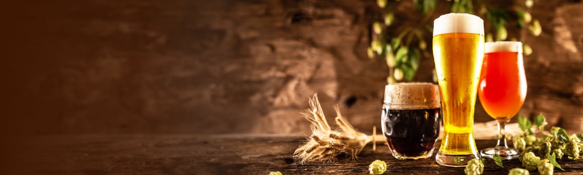 クラフトビール「クラフトビール」とは、小規模な醸造所で造られるビールの総称。「Craft＝工芸品」の名称の通り、ビール職人がこだわりをもって造り上げるビールを指します。